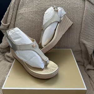NWT MICHAEL MICHAEL KORS WOMENS LANEY PALE GOLD SANDALS IN LEATHER - Size 9